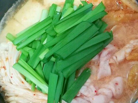ニラたっぷり♪豆腐とえのきと豚バラ肉のキムチ鍋